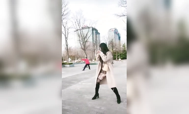 美女广场露出打太极差点被后面太极老头发现