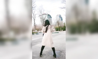 美女广场露出打太极差点被后面太极老头发现