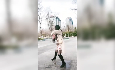 美女广场露出打太极差点被后面太极老头发现