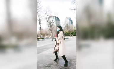 美女广场露出打太极差点被后面太极老头发现