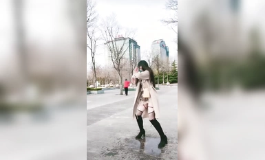 美女广场露出打太极差点被后面太极老头发现