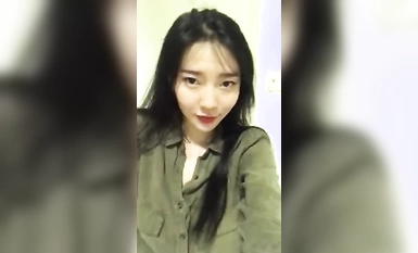 Ang babaeng Koreanong anchor ay nagsasalsal para sa tukso