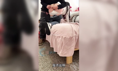 Tiếp theo vụ hiếp dâm loạn luân chị gái tôi ở KTV lại được cập nhật! Em gái đĩ với đôi chân đẹp và cặp mông săn chắc, chiếc quần jean bó sát sàn nhà, quyến rũ em trai cô ấy. Anh ấy cởi quần và đụ cô ấy đến nỗi anh ấy lại phun nước (1)
