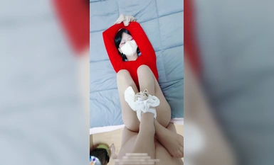 千嬌百媚少女【軟軟兔Lt774523412】愛死女神這雙大長腿了 隔著絲襪操小穴 緊致的摩擦感小騷貨一會就受不了 把女神開發成發情的小母狗