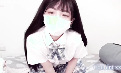 甜美可愛鄰家小妹妹〖貓薄荷catmint_2022〗下課後床上自慰，高潮後秀出濕漉漉的小穴，皮膚白皙吹彈可破