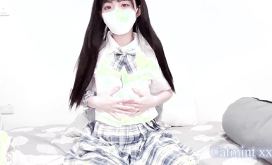 甜美可愛鄰家小妹妹〖貓薄荷catmint_2022〗下課後床上自慰，高潮後秀出濕漉漉的小穴，皮膚白皙吹彈可破
