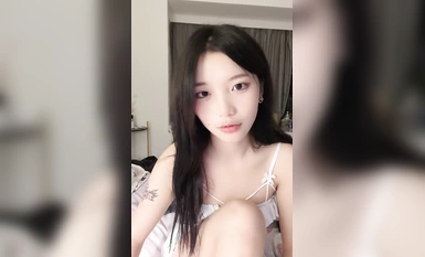 Si Wenjing, isang cute at cute na babae [inuwi si Xiaoyu] ay nagsasalsal gamit ang mga props sa bahay! Hinubad ang kanyang pajama, ipinapakita ang kanyang maliliit na suso at malambot na puke, nakasuot ng seksing crotchless na panty, hinihimas ang kanyang