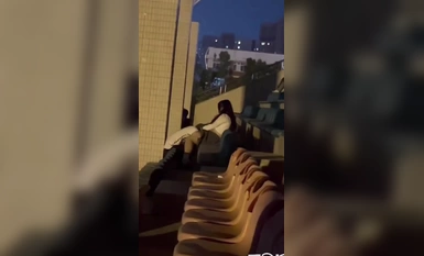 武汉东湖学院操场瓜！女生为方便野战真空无内 男生在体育场给她口交疯狂吸舔！
