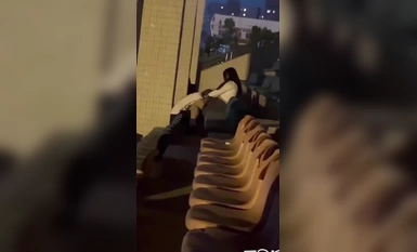 武汉东湖学院操场瓜！女生为方便野战真空无内 男生在体育场给她口交疯狂吸舔！