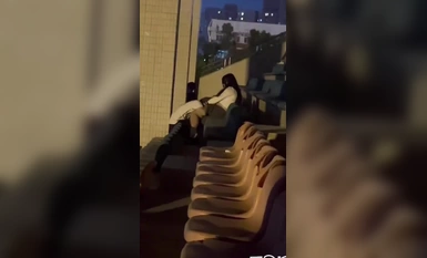 武汉东湖学院操场瓜！女生为方便野战真空无内 男生在体育场给她口交疯狂吸舔！