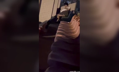 武汉东湖学院操场瓜！女生为方便野战真空无内 男生在体育场给她口交疯狂吸舔！