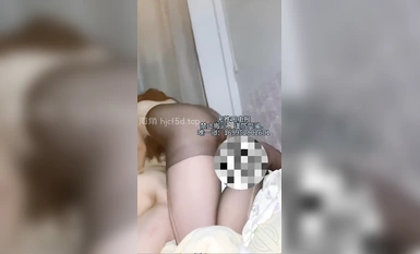 Bậc thầy loạn luân giỏi nhất của Cape [Em gái tôi và tôi] đã đụ em gái tôi tại nhà lúc 3 giờ sáng ngày mồng 5 Tết. Cô ấy có đôi tất đen quyến rũ, âm hộ ngọt ngào và mọng nước, và đụ cô ấy bằng nước trái cây trước mặt bố mẹ cô ấy. phòng. Cô ấy xuất tinh vào mông mật ong của mình.