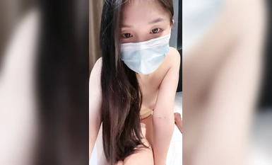 Pebrero 2024 [Innocent and Pretty Widow] Ang pinakamagandang dalaga ay nakipagrelasyon sa isang mailap na lalaki Naka-footjob siya sa itim na medyas at pinipilipit ang kanyang puting pwet. (2)