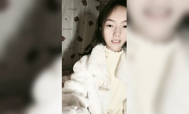 極品清純女神【箬箬么】家中卧室背著爸媽自慰，雙馬尾反差婊，小穴粉嫩多汁好會玩，推薦！ (2)