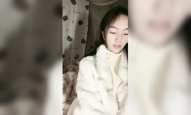 極品清純女神【箬箬么】家中卧室背著爸媽自慰，雙馬尾反差婊，小穴粉嫩多汁好會玩，推薦！ (2)
