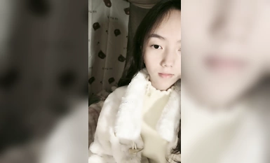 極品清純女神【箬箬么】家中卧室背著爸媽自慰，雙馬尾反差婊，小穴粉嫩多汁好會玩，推薦！ (2)