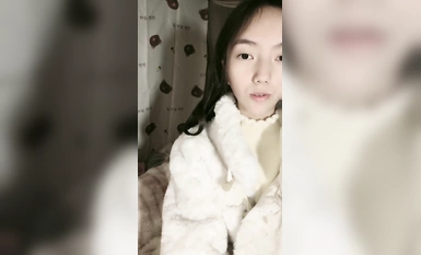 極品清純女神【箬箬么】家中卧室背著爸媽自慰，雙馬尾反差婊，小穴粉嫩多汁好會玩，推薦！ (2)