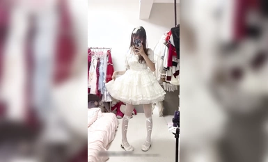 หญิงสาวที่มีเสน่ห์และสวยงาม [Ruanluantu Lt774523412] นางสาวฟูลลาในชุดขาวสวมรองเท้าส้นเตี้ยในขณะที่พี่ชายของเธอที่มีโต้งยืนขึ้นแล้วเจาะเข้าไปในหีเล็ก ๆ ของเธอซึ่งไวเกินไปและฉี่รด กระโปรงสีขาวที่สวยงาม