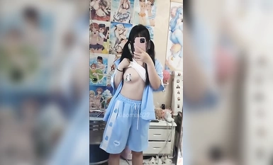 Twitter Lolita [สาวน้อยไม่สูง] ภาพถ่ายส่วนตัวที่น่ารักมีผิวสีครีมหน้าอกใหญ่และหีสีชมพูข้างนอกเธอเป็นเด็กดีในสายตาของครูและเพื่อนร่วมชั้น แต่ที่บ้านเธอเป็นผู้หญิงเลวตัวน้อย (3)