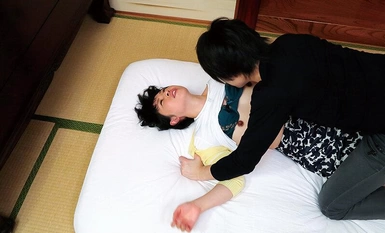 GIGL-719 I went to my friend's house to visit her, but for some reason my friend went out and it was just me and my friend's mother at the house... She seduces me saying, "You want to have sex with your aunt, don't you? She seduced me with the words, "You