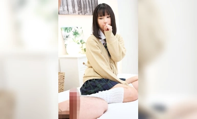 109IENFH-22103 某知名预科学校的女学生第一次观看自慰！ 她的阴液气味和阴道近距离抖动的声音让她感觉自己就像在阴道里一样！她欲火焚身，想要被操，于是我插入她的身体，在她体内射精！ Mahiro Ichiki