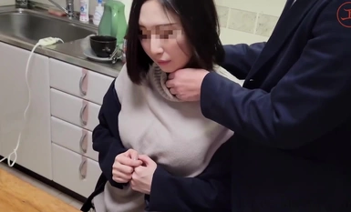 FC2-PPV-4310097 [私房] 一位风韵犹存的短发美女，长期欠费被抓，一开始就被支持者摸身体，一摸就摸到了支持者的pa。长期欠费被抓，被支持者摸身体，一开始就大量射精的美女。