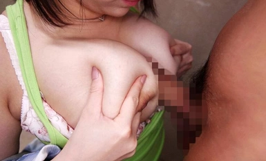 MDBK-323 Huh! Sa lugar na ganito! ? Baliktarin ang pangmomolestiya at titty fuck na hindi magbibigay sa iyo ng pagkakataong malanta gamit ang diskarte sa malalaking suso ng isang buong taon na kapatid na babae ng estrus