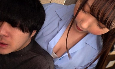 MDBK-323 Huh! Sa lugar na ganito! ? Baliktarin ang pangmomolestiya at titty fuck na hindi magbibigay sa iyo ng pagkakataong malanta gamit ang diskarte sa malalaking suso ng isang buong taon na kapatid na babae ng estrus