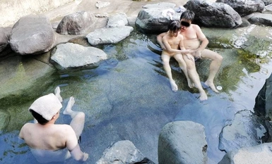 HAZU-003 息子の同級生のちびっこと恥ずかし露出温泉旅行「可愛い顔して乳頭が長くて卑猥だねえ」と執拗なまでの乳首弄りの刑。もちろんお互いの親御さんには内緒です。