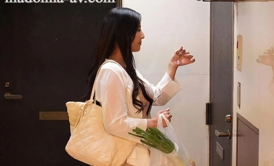 JUQ-579 Married woman who was given a duplicate key to a room where she lived alone where male students were Nakadashi'd until they graduated. Yuna Shiina