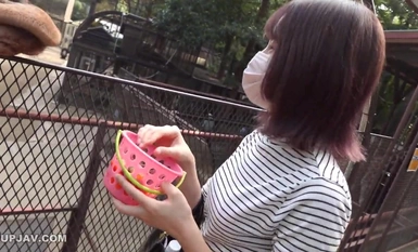 FC2-PPV-4265371 第一枪，面对面！仅限 3 天！一个可爱的女大学生，看起来就像一个可爱的迷你小可爱，被带到森林深处进行户外淫秽口交！她被带到一个秘密的房间，在她那因快感而颤抖的未成熟身体里被生生操了两次，并被巨大的肉棒插得欲仙欲死！