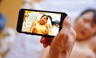 HZGD-268 Nafsu seksualnya membuak-buak apabila dia dirogol oleh bapa mertuanya yang sesat... Dia terus dipaksa merangkap, dan cecair badannya terpancut keluar, membuatkan dia berpeluh dan kotor