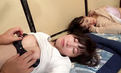 PARATHD-3902 21連発！爆睡している女のおま●こをこっそりいじる4時間SP