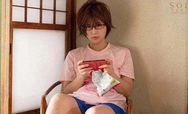 START-014V จู่ๆ น้องชายของฉันก็กลับบ้านเป็นครั้งแรกในรอบหลายปี ฉันยังอาศัยอยู่ที่บ้านกับพ่อแม่ และถึงแม้ว่าฉันจะอายุ 30 เศษแล้ว แต่ฉันยังรู้สึกเขินอายเพราะฉันยังเป็นแม่บ้าน (NEET) NEET ผู้หญิงที่ไว้ทุกข์ในช่วงปีแรก ๆ พี่สาวที่มีก้นเร้าอารมณ์ซ่อนอยู่ (30) 
