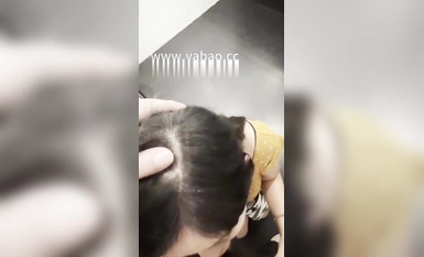 土豪約抖音極品巨乳網紅李雅去商場廁所結果三秒繳槍