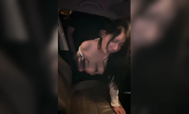 Selebriti Internet awek terkenal Douyin, Li Ya membuat temu janji dengan kipas kolar putih di dalam kereta