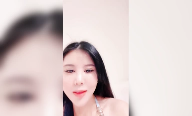Dewi tahap model berkulit cerah berdekah-dekah sebagai sayang (1)