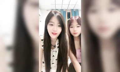 [Sayang Baby Ying] Seorang pelajar kolej perempuan berusia 19 tahun membawa kawan baiknya ke laut~mereka bertiga menanggalkan pakaian mereka. Mereka menggosok payudara mereka dan bermain dengan mereka... (4)