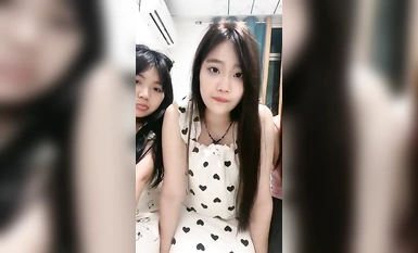 [Sayang Baby Ying] Seorang pelajar kolej perempuan berusia 19 tahun membawa kawan baiknya ke laut~mereka bertiga menanggalkan pakaian mereka. Mereka menggosok payudara mereka dan bermain dengan mereka... (4)