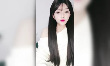 Dewi manis [Xiao Youen] mempamerkan wajahnya yang sangat comel dan mempamerkan rayuannya secara langsung. Dia berinteraksi dengan rakan-rakan serigalanya dan menari dengan menggoda dalam bentuk striptis mempamerkan keterujaan yang mengujakan.