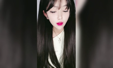 Dewi manis [Xiao Youen] mempamerkan wajahnya yang sangat comel dan mempamerkan rayuannya secara langsung. Dia berinteraksi dengan rakan-rakan serigalanya dan menari dengan menggoda dalam bentuk striptis mempamerkan keterujaan yang mengujakan.