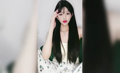 Dewi manis [Xiao Youen] mempamerkan wajahnya yang sangat comel dan mempamerkan rayuannya secara langsung. Dia berinteraksi dengan rakan-rakan serigalanya dan menari dengan menggoda dalam bentuk striptis mempamerkan keterujaan yang mengujakan.