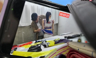 SUWK-019 Isang video ng isang tunay na bimbo na babaeng AD sa isang partikular na kumpanya ng produksiyon sa TV na nakikipagtalik - Ang aking amo, ang direktor, at ang komedyante na sumigaw sa akin sa lokasyon ay lahat ng creampied sa aking ari. Moka Ayas