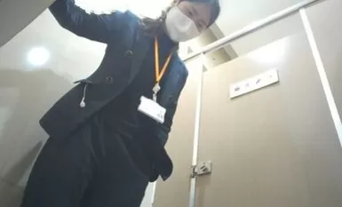 大胆坑神潜入国内某商业广场女士卫生间双视角偸拍多位美眉方便高颜值美女很小心对着镜头看了两眼