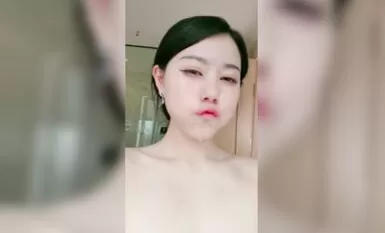 迷人的小少妇全程露脸激情大秀，床上床下浴室激情，道具抽插骚穴玩弄菊花，淫声荡语不断，高潮喷水不止真骚