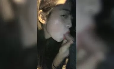 【你的女王哒哒】8W粉丝人气女神 第二场户外搭讪 街头撒尿 无套啪啪 浓密阴毛内射 收益榜登顶佳作