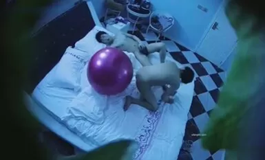 新台情趣酒店健身球房摄像头偷拍单位男女同事出差开房偷情牛逼趴在健身球上玩