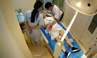 해커가 미용 병원 수술실 카메라를 해킹하여 가늘고 작은 얼굴에 가슴 미세 성형 수술 미용 주사를 보여주면서 동영상을 몰래 촬영하면서 넷루트 리틀 뷰티를 촬영했습니다.