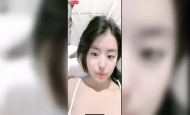 吐血推薦，還在就讀高中的18歲娃娃音超級無敵嫩妹子，長得標緻太無敵可愛了，全身粉嫩，前凸後翹乾淨白裡透紅的粉穴(1)