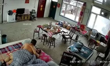 黑客破解家庭网络摄像头偷拍酒后乱性晚饭喝高了和邻居嫂子睡一块早上起来干完炮寻思如何脱身